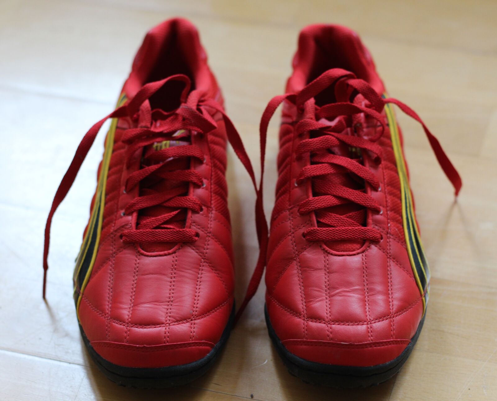 Canon EOS 700D (EOS Rebel T5i / EOS Kiss X7i) + Canon EF 50mm F1.8 II sample photo. Sports shoes, training shoes photography