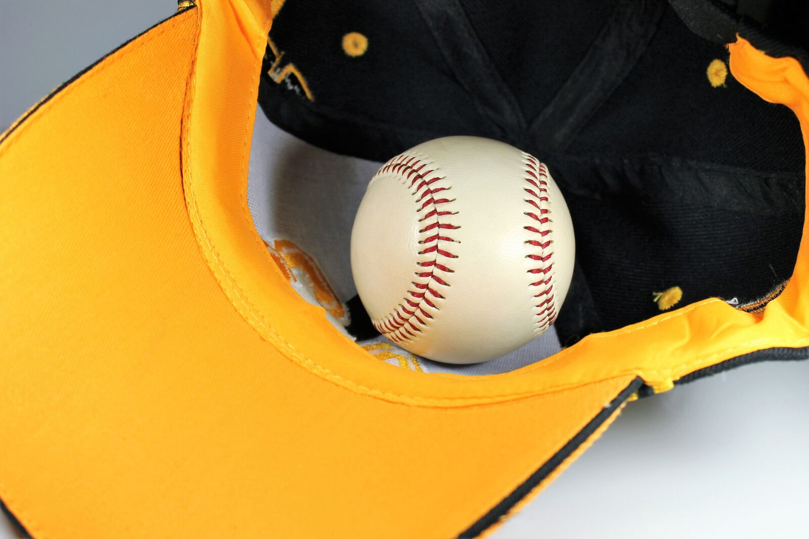 Canon EOS 1100D (EOS Rebel T3 / EOS Kiss X50) sample photo. Baseball, cap, yellow photography