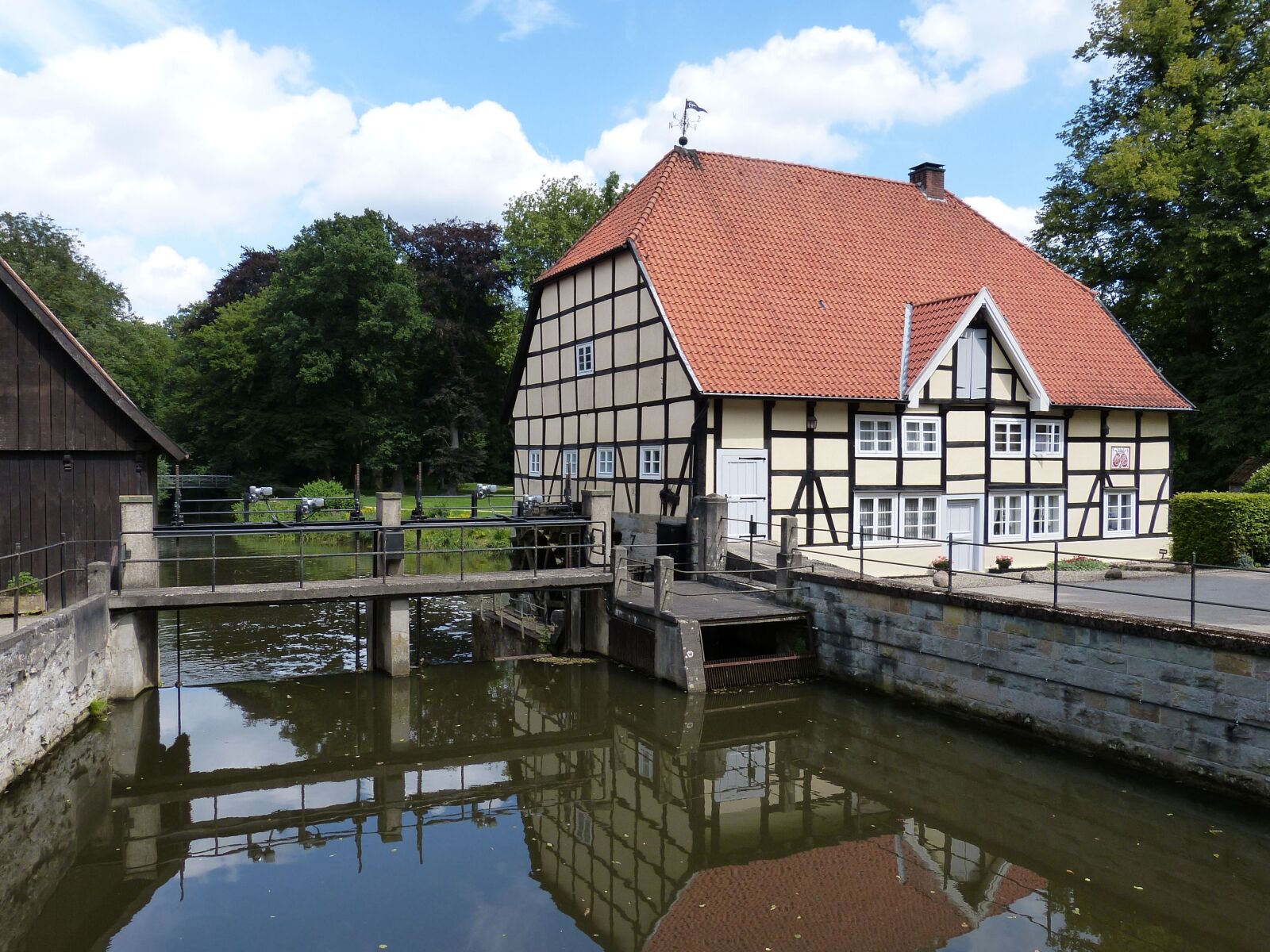 Panasonic Lumix DMC-FZ150 sample photo. Mill, water mill, waterwheel photography