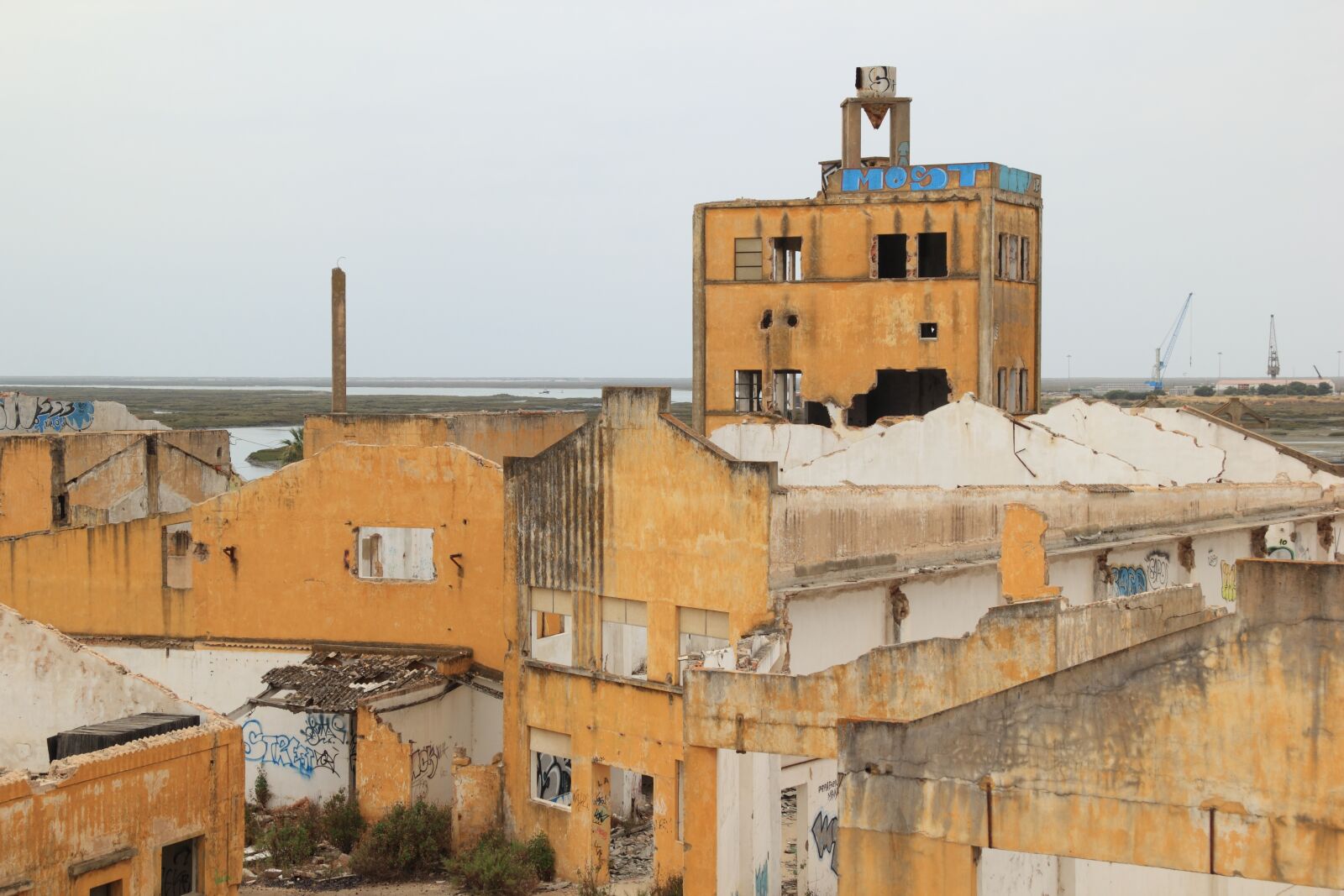 Canon EOS 550D (EOS Rebel T2i / EOS Kiss X4) sample photo. Portugal, faro, abandoned photography