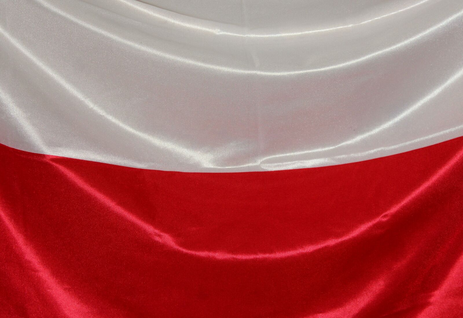 Canon EOS 1200D (EOS Rebel T5 / EOS Kiss X70 / EOS Hi) sample photo. Polish flag, white photography