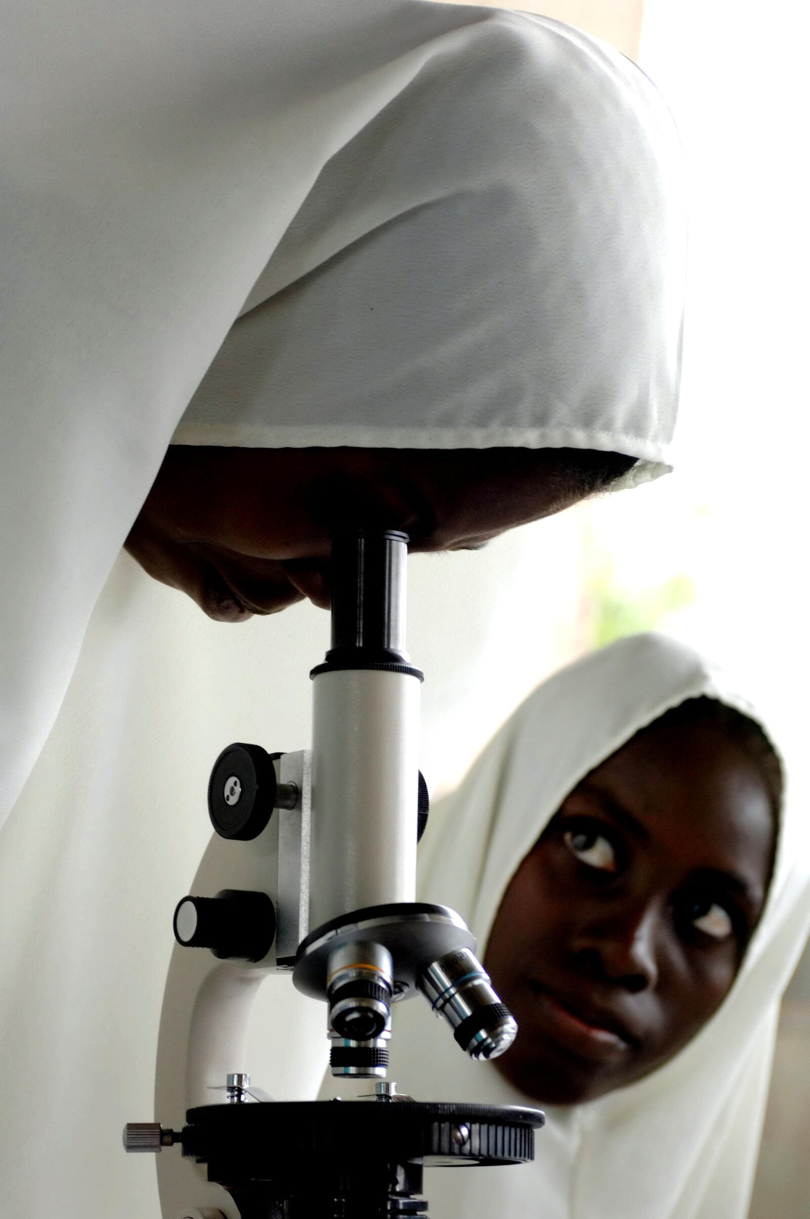 Nikon D2Xs sample photo. Women, science, work, laboratory photography
