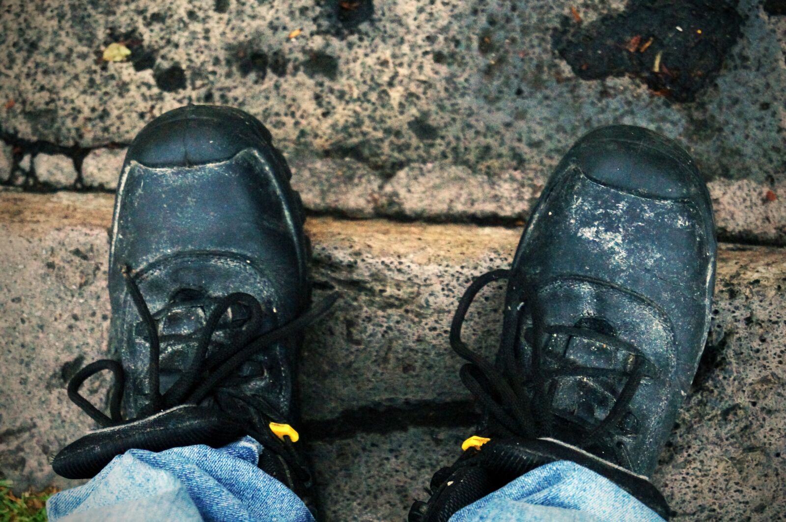 Sony SLT-A37 sample photo. Boots, street, sidewalk photography