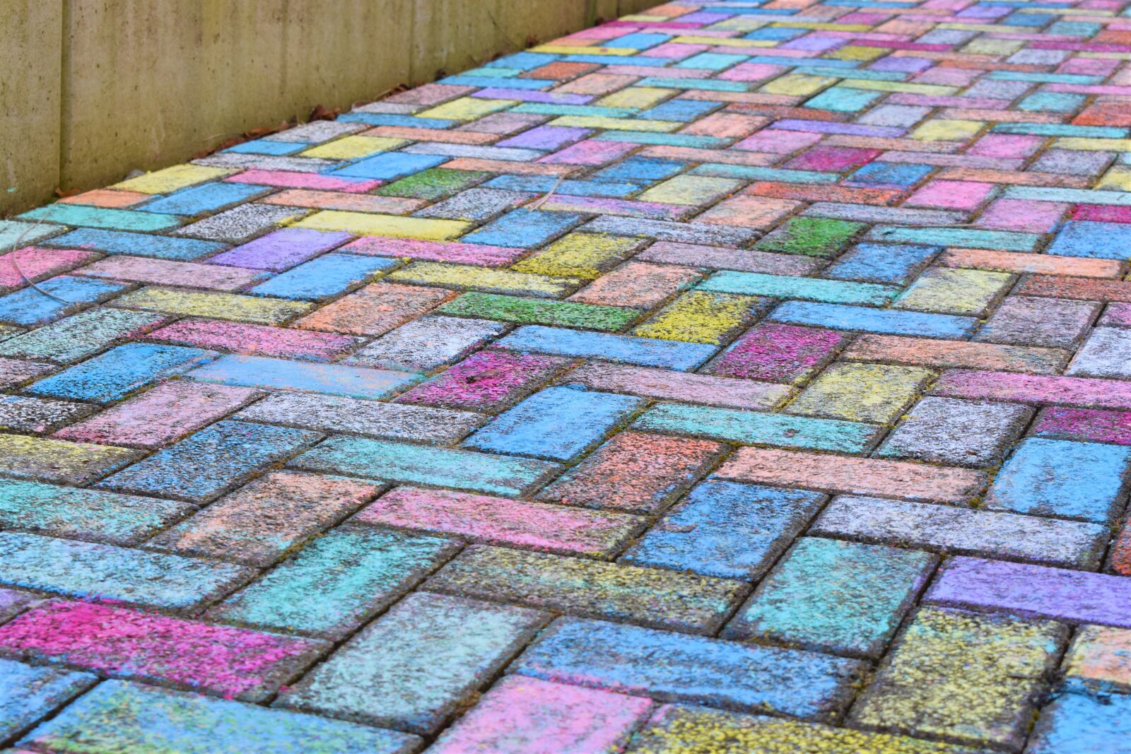 Nikon AF-P DX Nikkor 18-55mm F3.5-5.6G sample photo. Chalk, color, colorful, rock photography