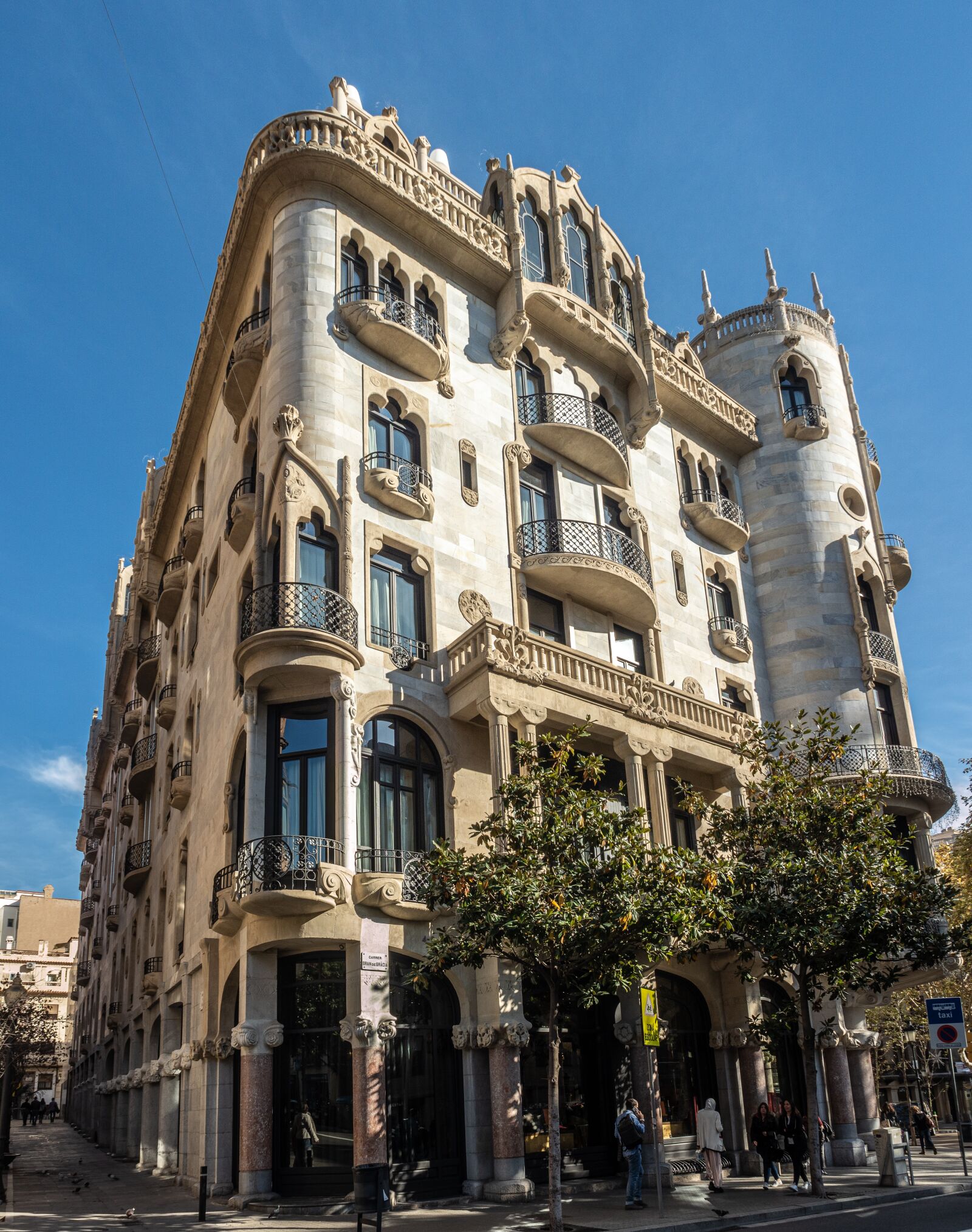 Olympus OM-D E-M5 II sample photo. Catalan modernism, barcelona, architecture photography