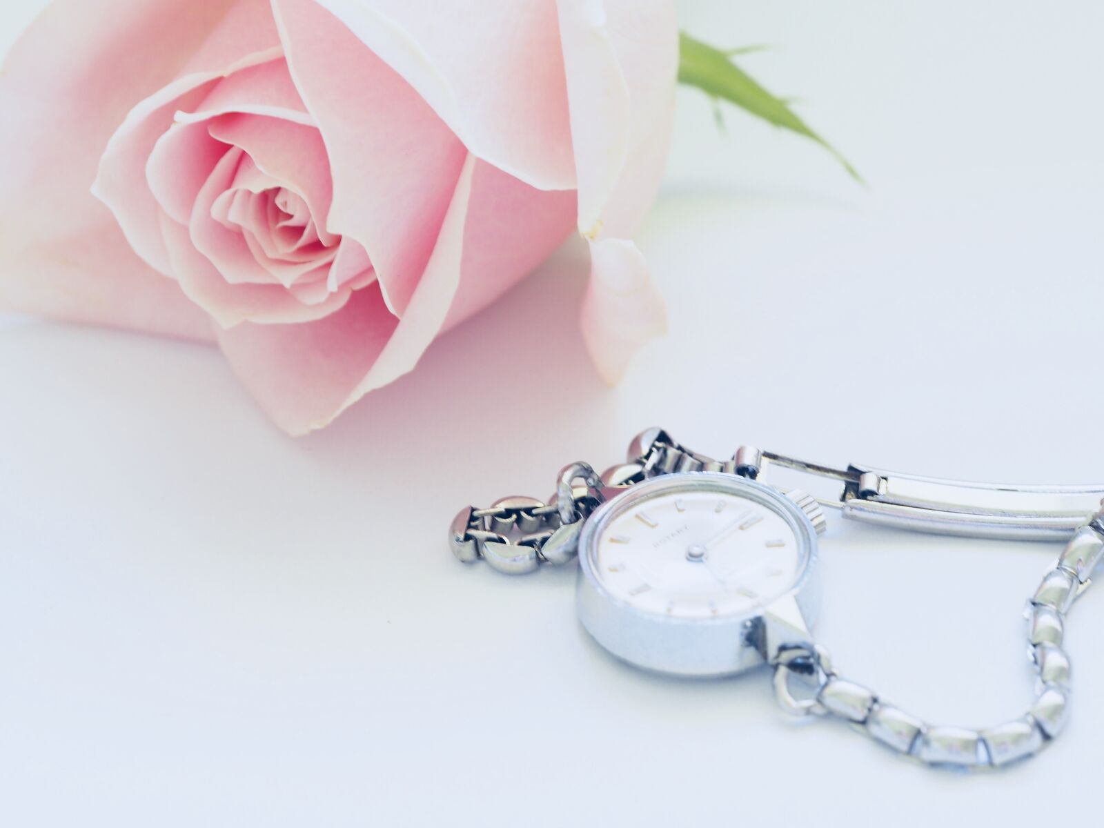 Olympus OM-D E-M10 II sample photo. Desktop, luxury, jewelry photography