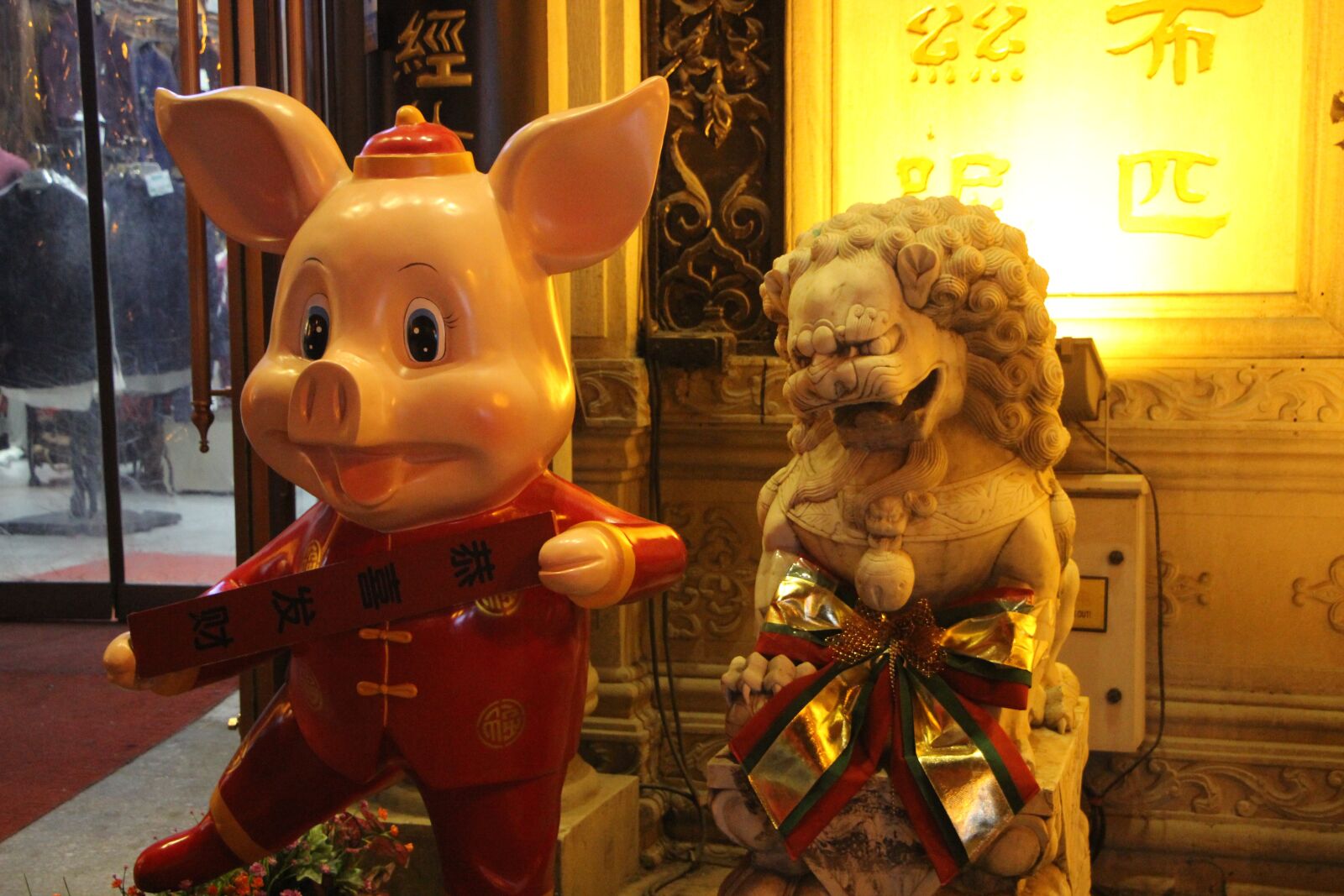 Canon EF-S 18-135mm F3.5-5.6 IS STM sample photo. Sculpture, piggy sculpture, stone photography