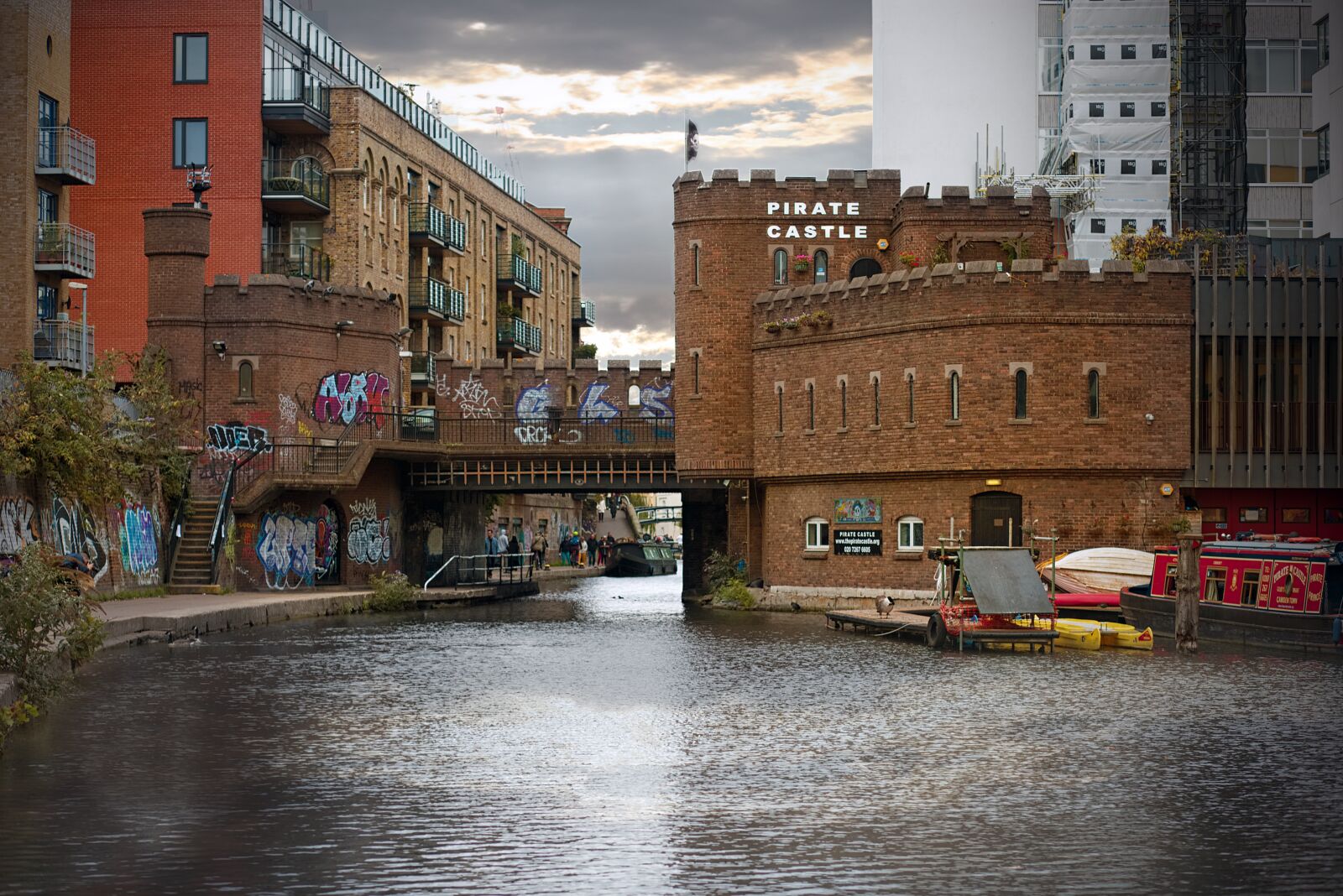 Canon EF 85mm F1.8 USM sample photo. Pirates, graffiti, castle photography