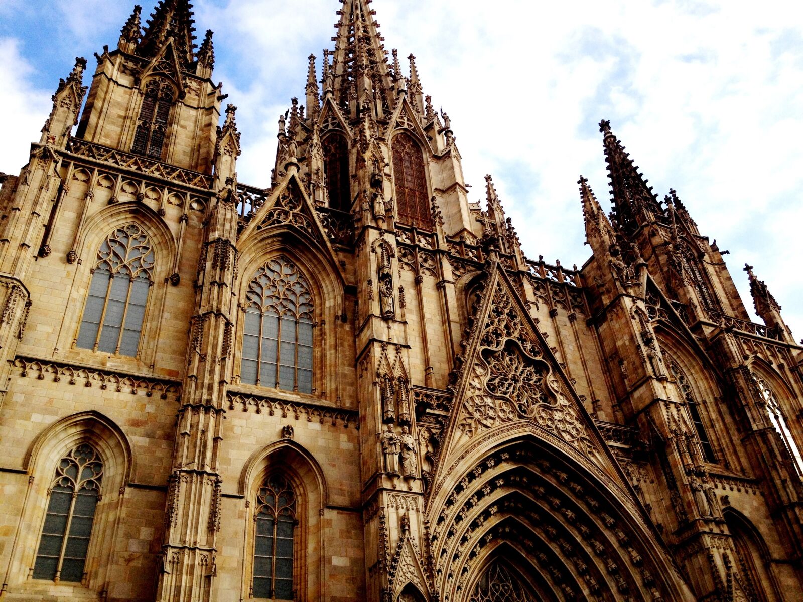 Apple iPhone 4S sample photo. Barcelona cathedral, holy cross photography
