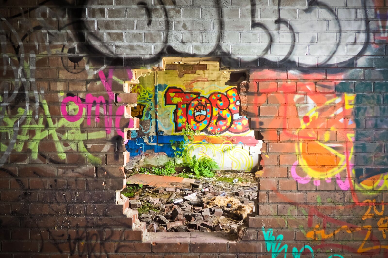 Olympus OM-D E-M10 sample photo. Lost places, rooms, abandoned photography