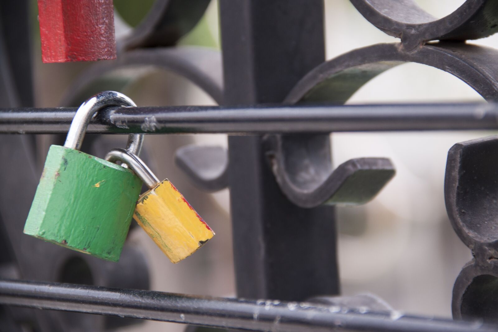 Canon EOS 500D (EOS Rebel T1i / EOS Kiss X3) sample photo. Fence, keys, romantic photography