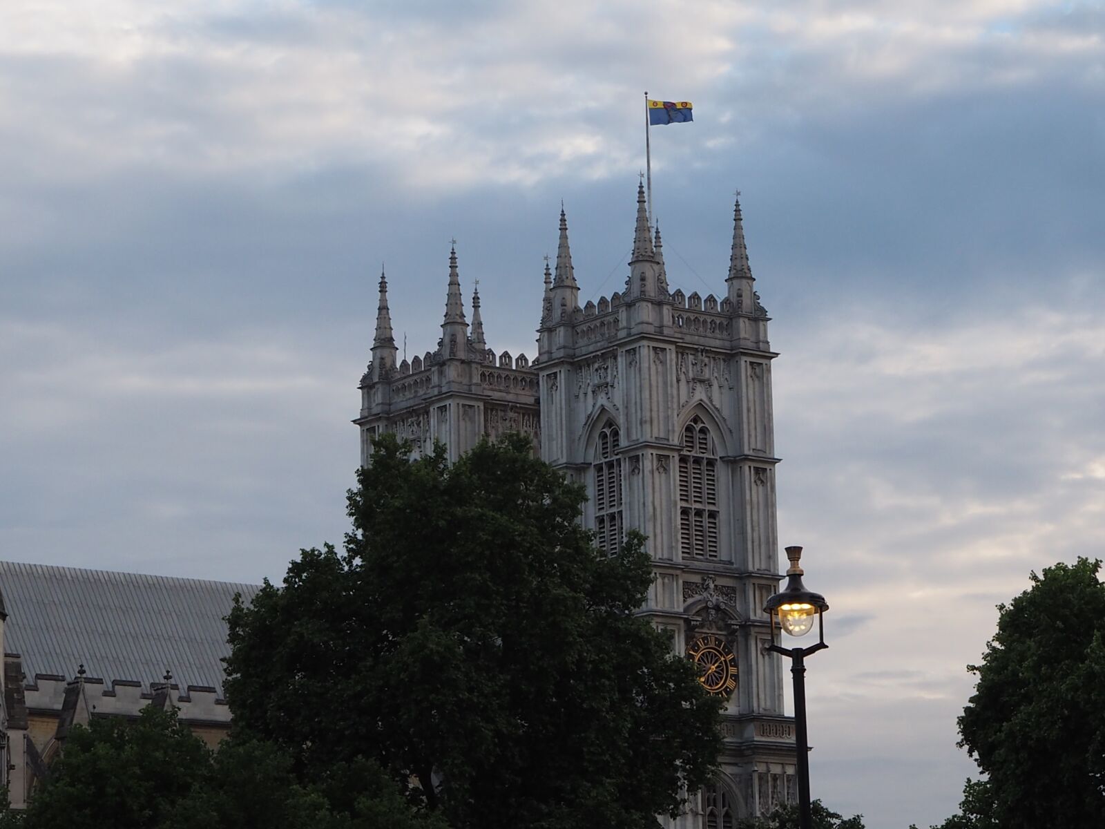 Olympus OM-D E-M10 II sample photo. Building, england, sky photography