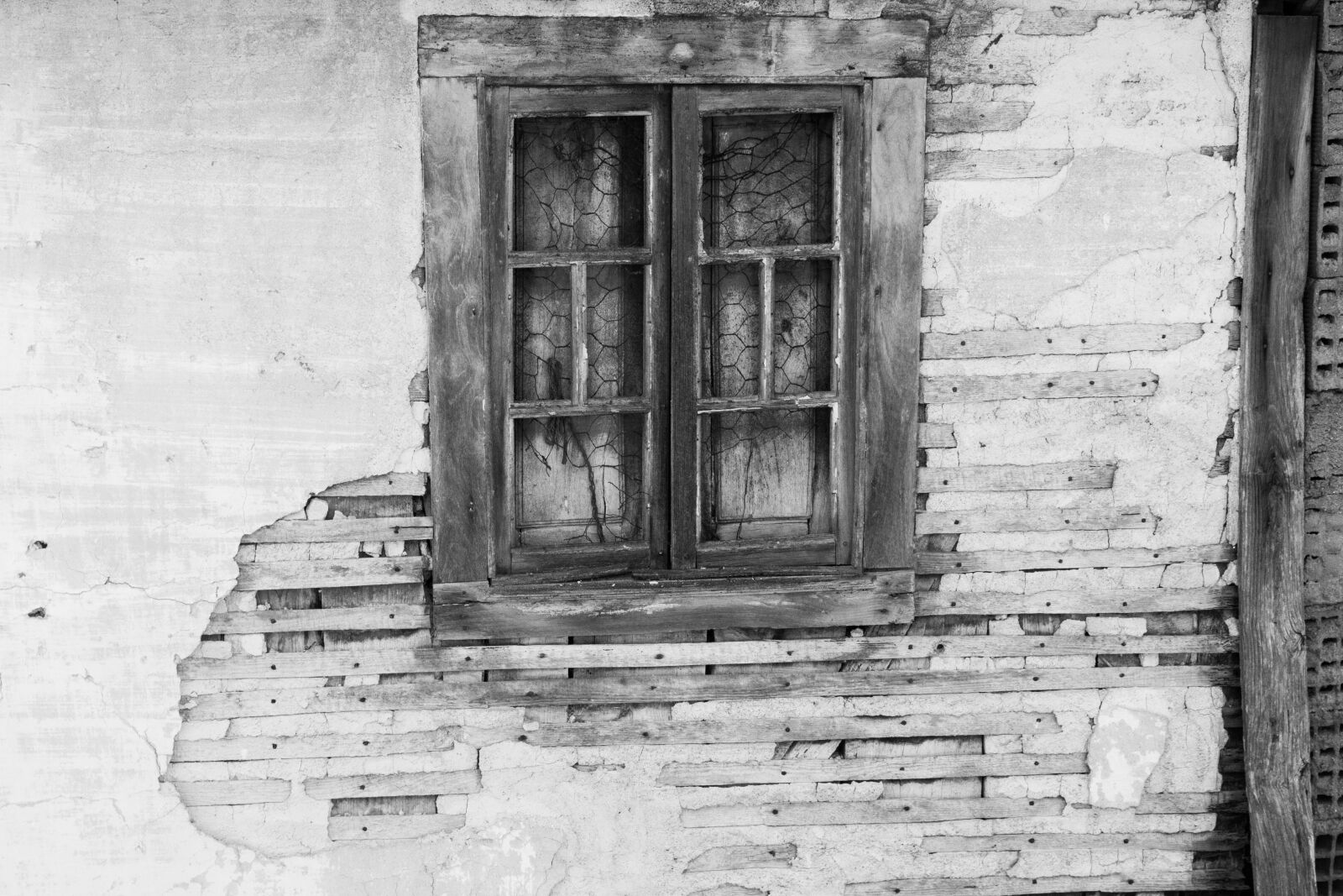 Canon EOS 700D (EOS Rebel T5i / EOS Kiss X7i) sample photo. Window, destroyed, ruin photography