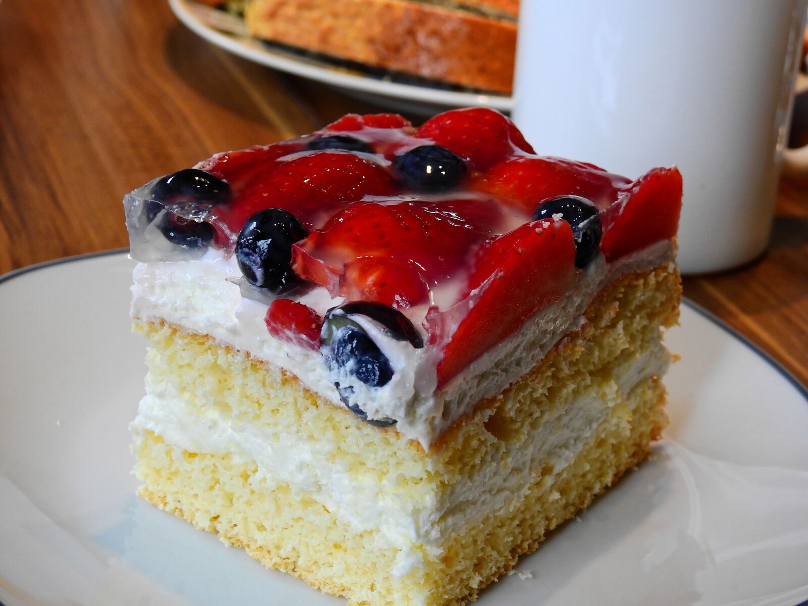 Nikon Coolpix P900 sample photo. Cake, eat, dine photography