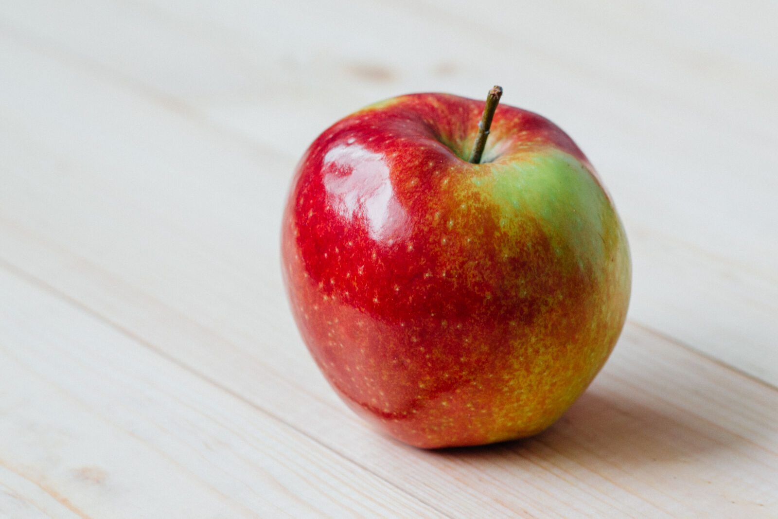 Nikon AF-S Nikkor 85mm F1.8G sample photo. Red, and, green, apple photography
