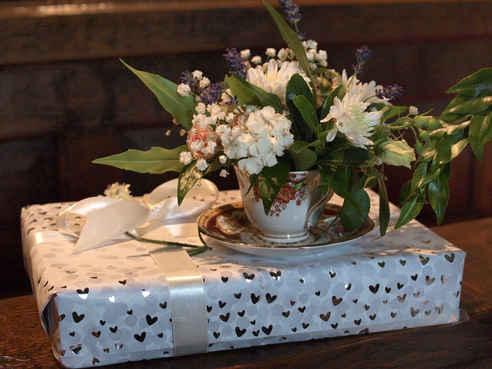 Olympus E-520 (EVOLT E-520) sample photo. Birthday, parcel, flowers photography