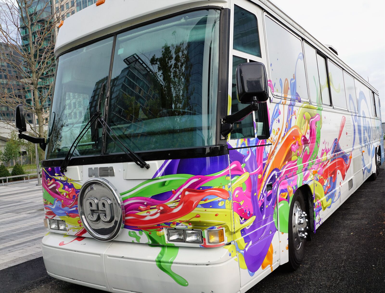 Sony ILCA-77M2 + Sony DT 16-50mm F2.8 SSM sample photo. Bus, colorful, white photography