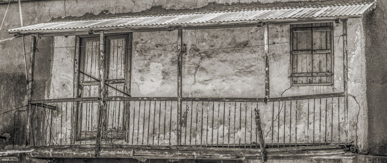 Nikon D3300 sample photo. Old house, damaged, weathered photography