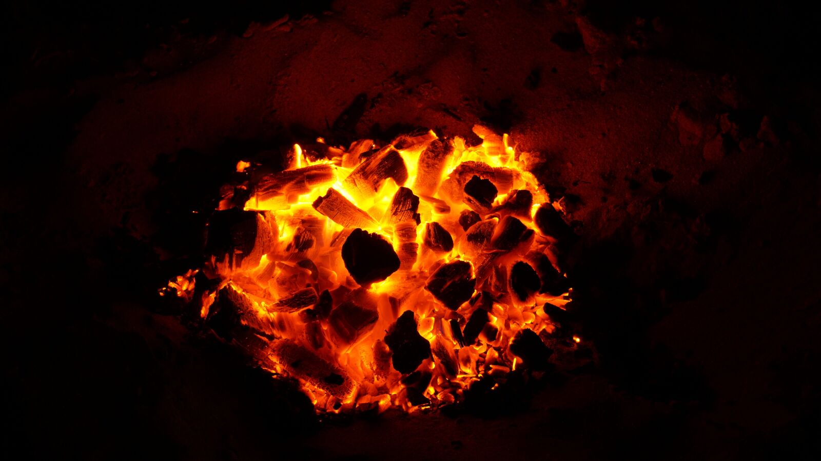 E 18-50mm F4-5.6 sample photo. Fire, enbers, coal photography