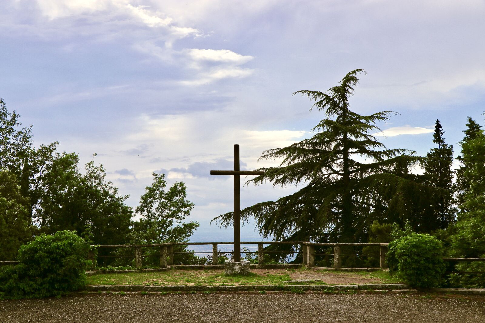 Canon EF-S 18-135mm F3.5-5.6 IS USM sample photo. The crucifix, st francis photography