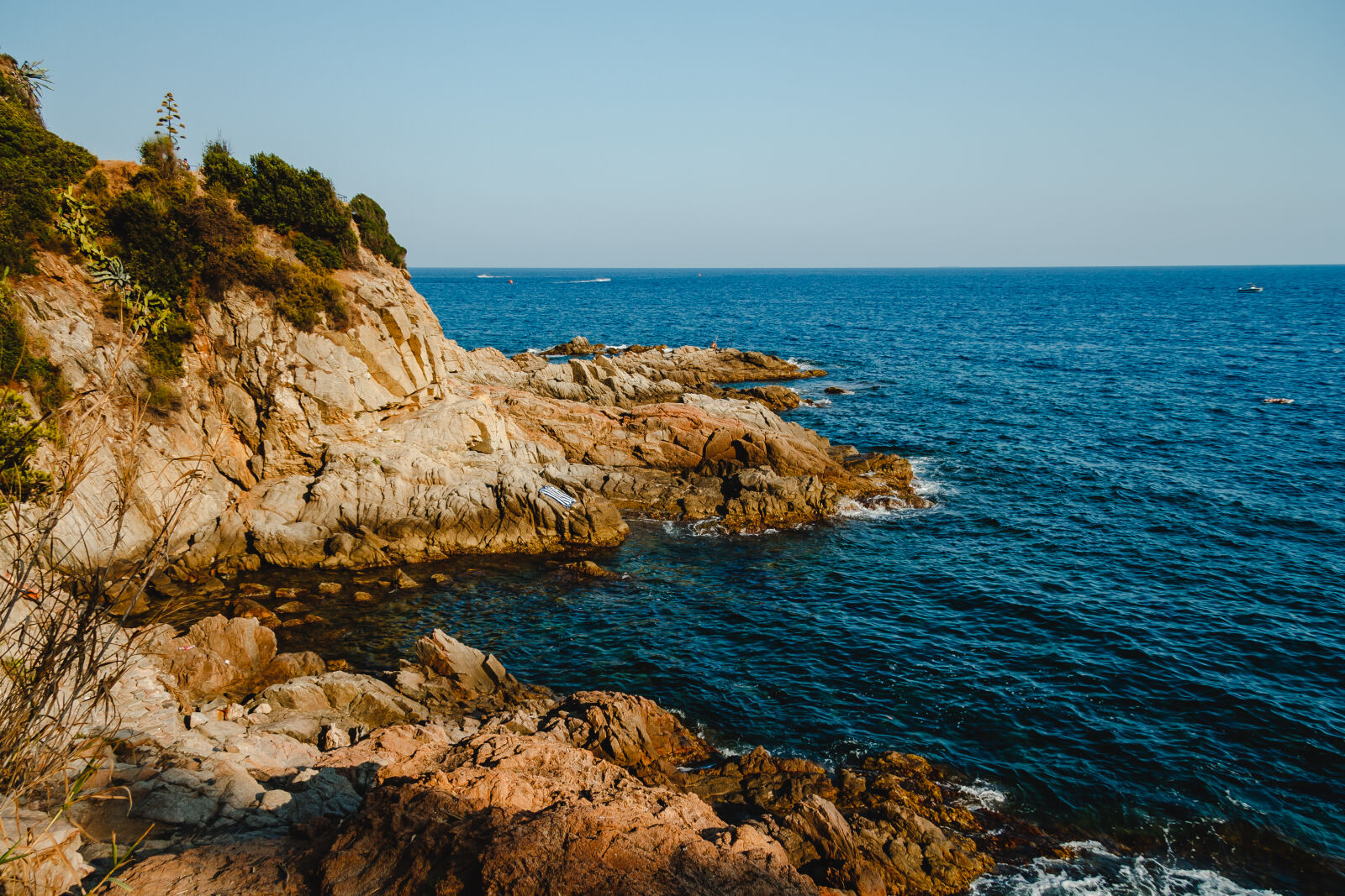 Canon EF-S 17-85mm F4-5.6 IS USM sample photo. Blue, catalonia, coast, costa photography