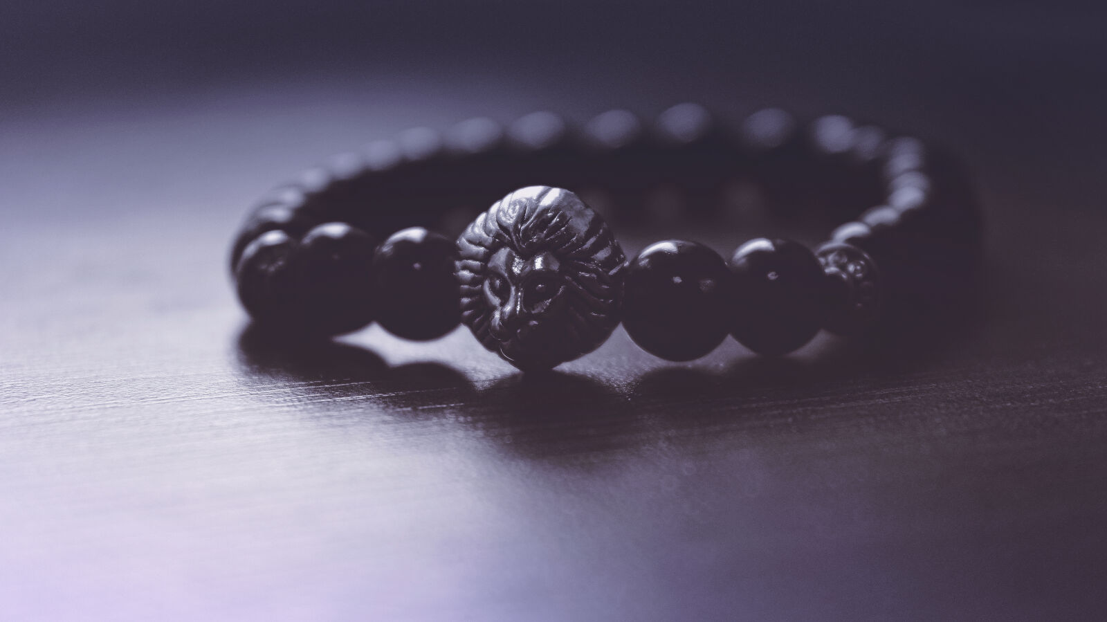 Canon EOS 600D (Rebel EOS T3i / EOS Kiss X5) sample photo. Black, beaded, lion, pendant photography