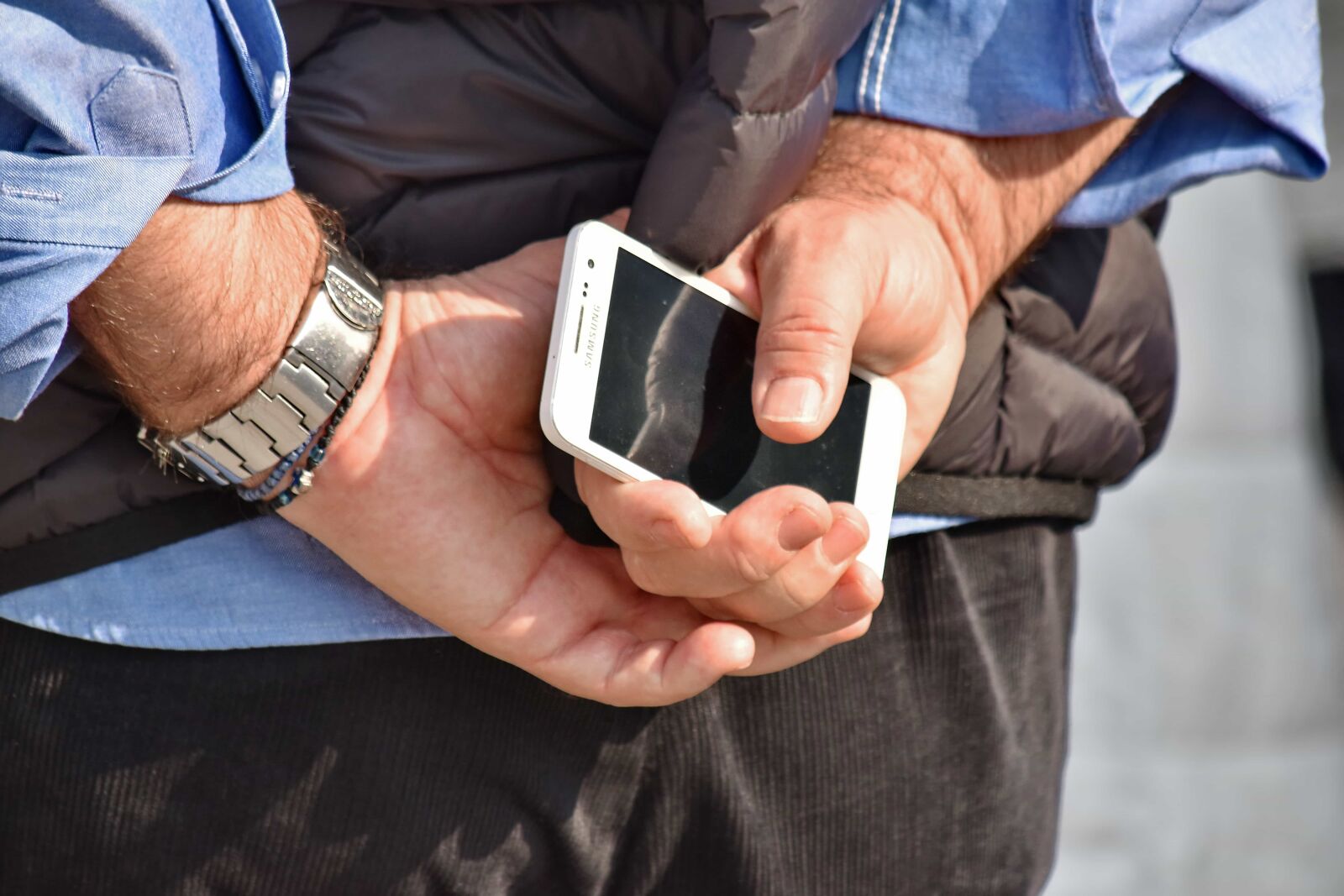 Nikon D5500 sample photo. Hands, mobile phone, wristwatch photography