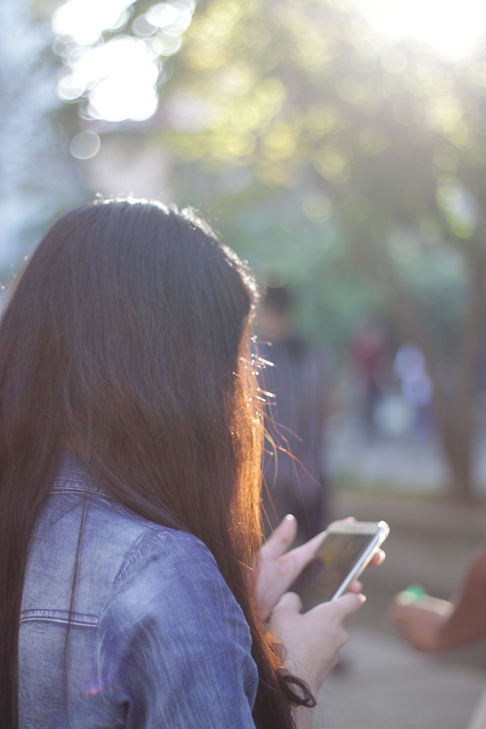 Canon EOS 500D (EOS Rebel T1i / EOS Kiss X3) sample photo. Girl, back, girl texting photography