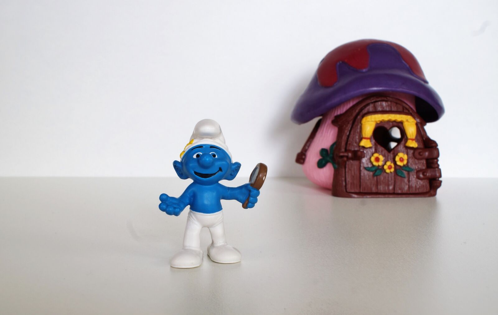 Sony DT 18-70mm F3.5-5.6 sample photo. Smurf, smurfs, figure photography