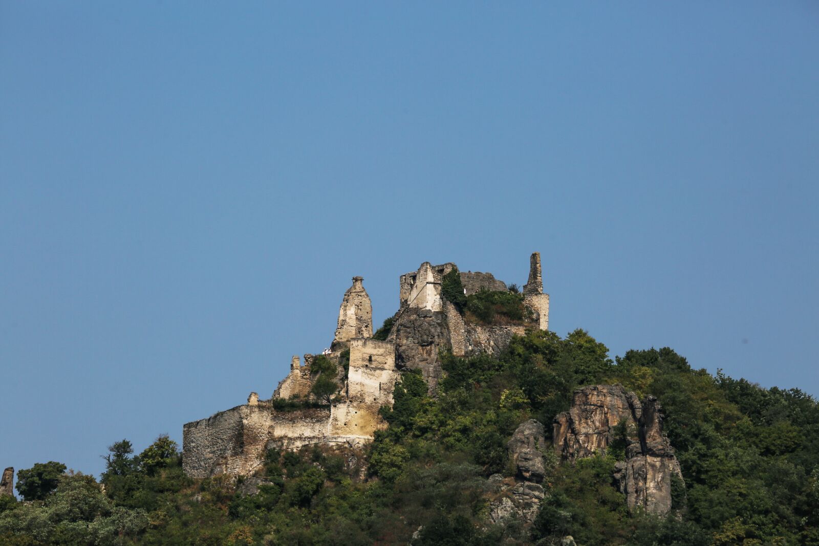 Canon EF 100-400mm F4.5-5.6L IS USM sample photo. Castle, mountain, architecture photography