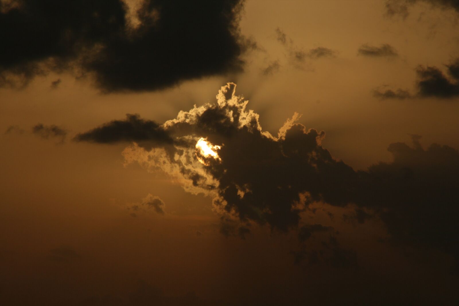 Canon EOS 400D (EOS Digital Rebel XTi / EOS Kiss Digital X) sample photo. Sun, clouds, evening red photography
