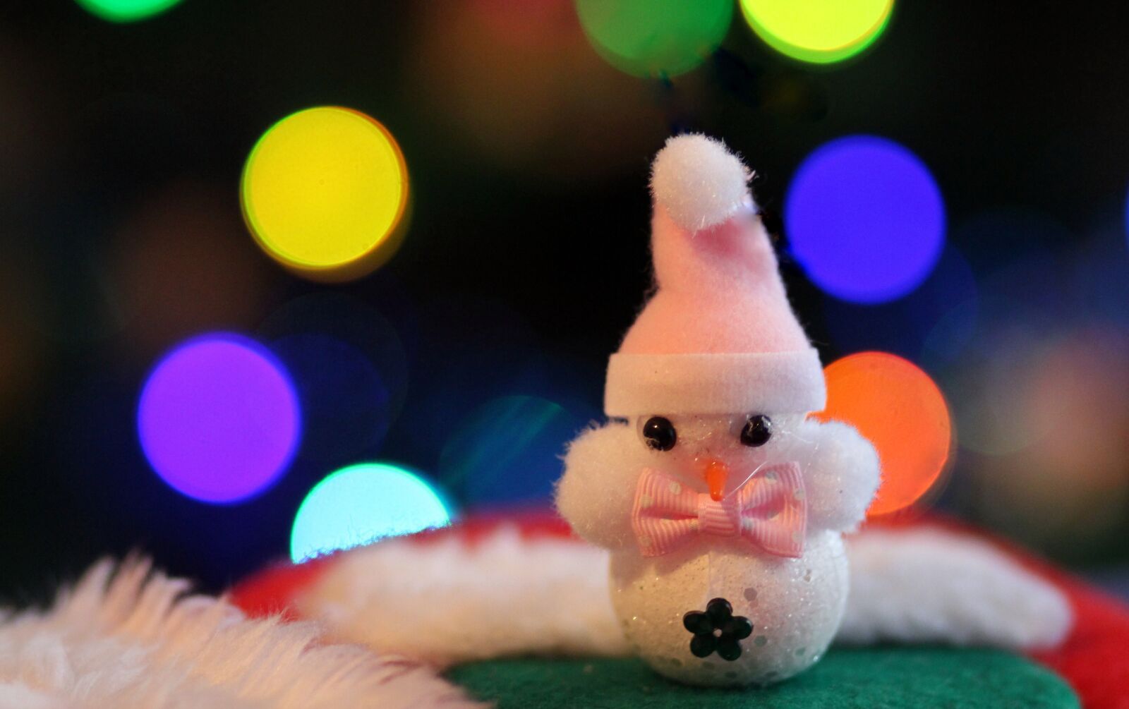 Canon EOS 700D (EOS Rebel T5i / EOS Kiss X7i) + Canon EF 85mm F1.8 USM sample photo. Snowman, decoration, winter photography