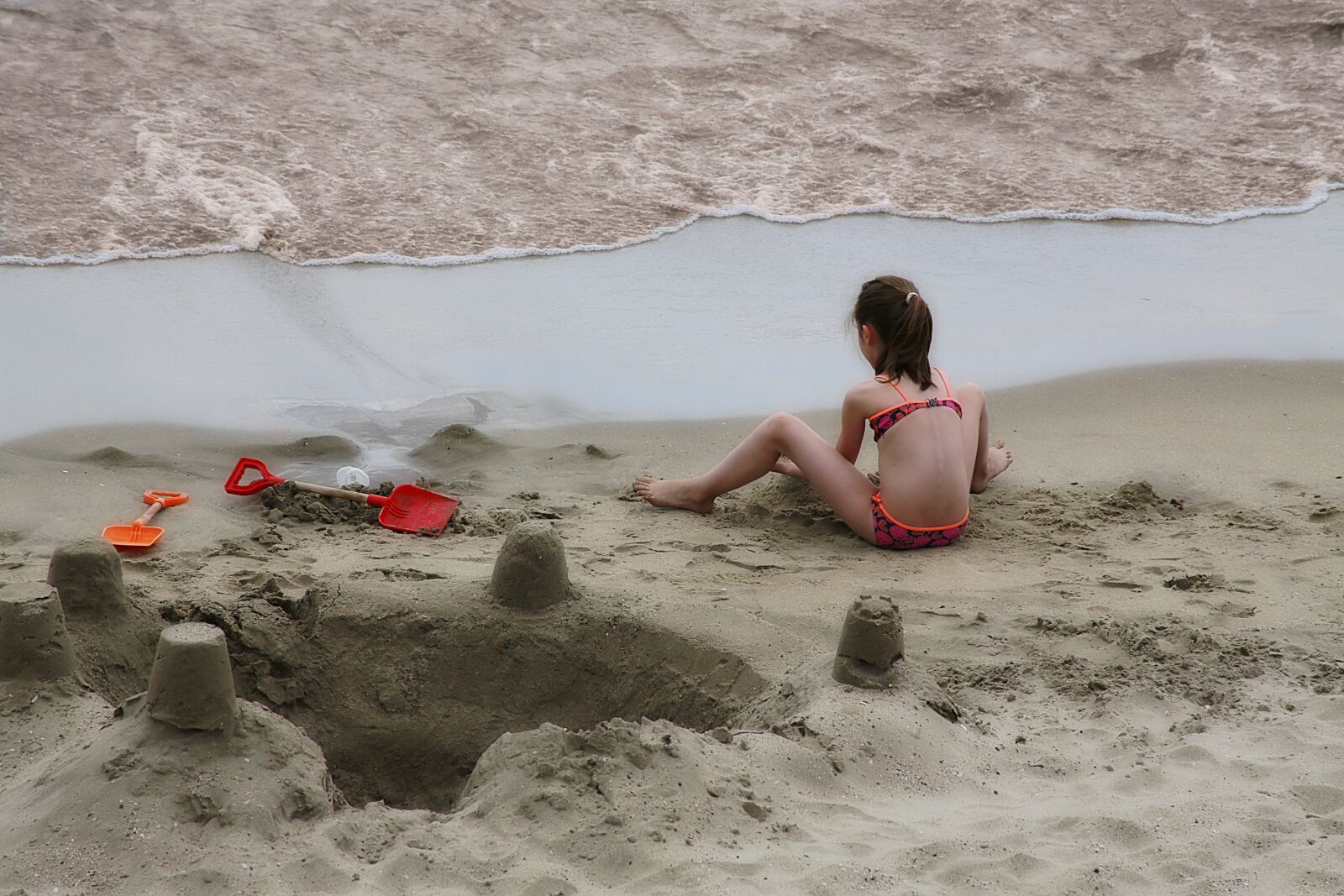 Canon EOS 5D Mark III sample photo. Beach, child, games photography