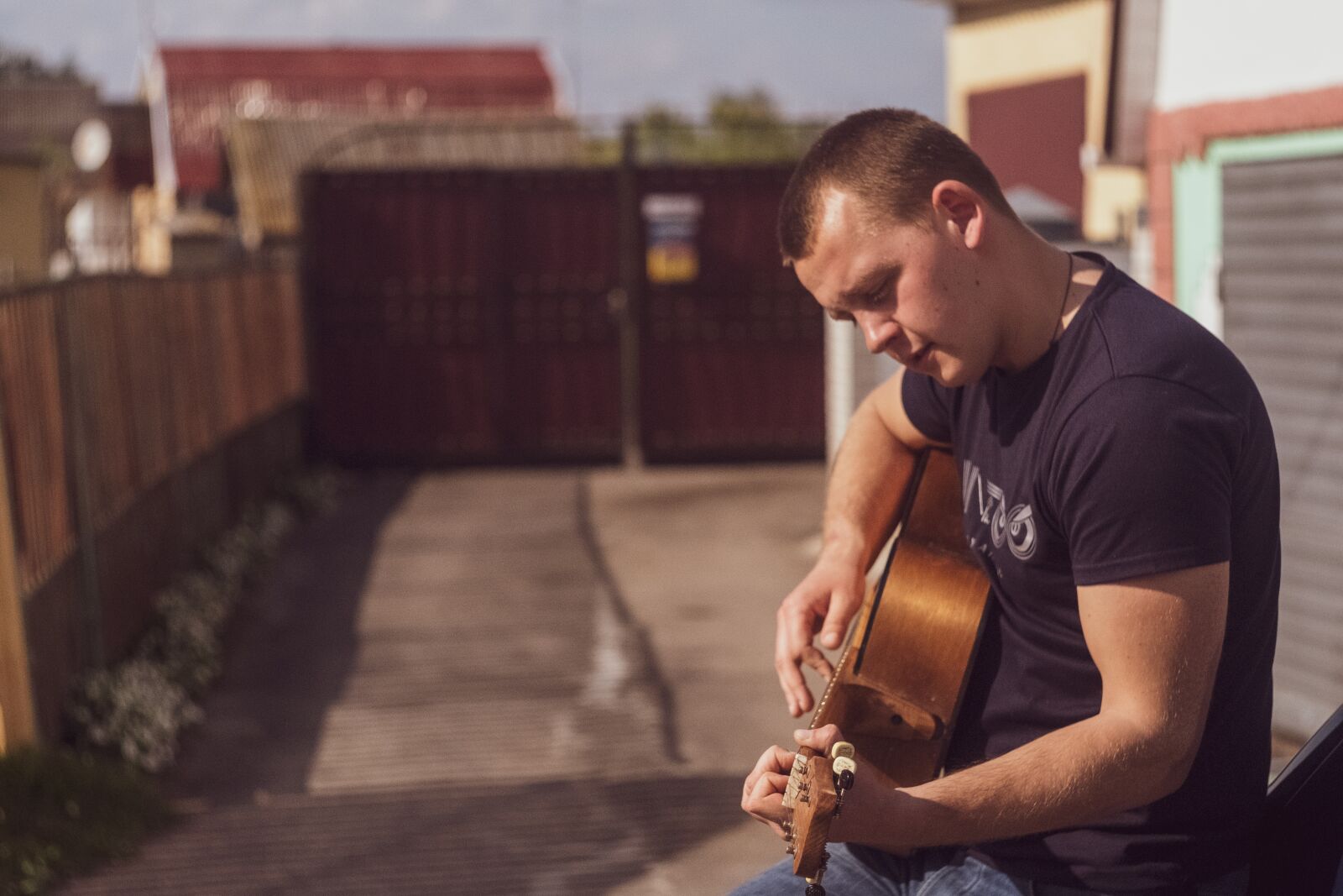 Fujifilm X-T3 sample photo. Guy, guitar, music photography