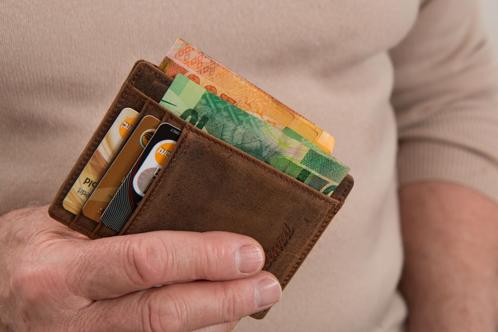 Canon EOS 70D sample photo. Wallet, credit card, cash photography