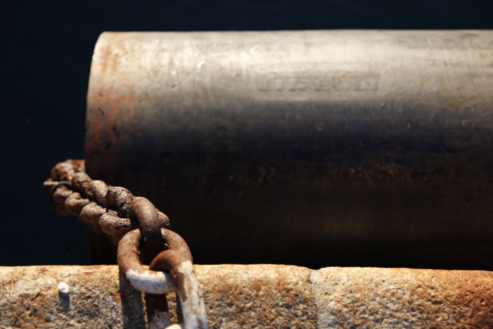 Canon EOS 5D Mark II sample photo. Rust, sea, old photography