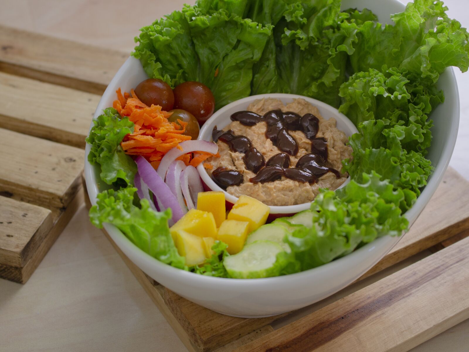 Canon EOS 700D (EOS Rebel T5i / EOS Kiss X7i) sample photo. Salad, tuna, sauce photography