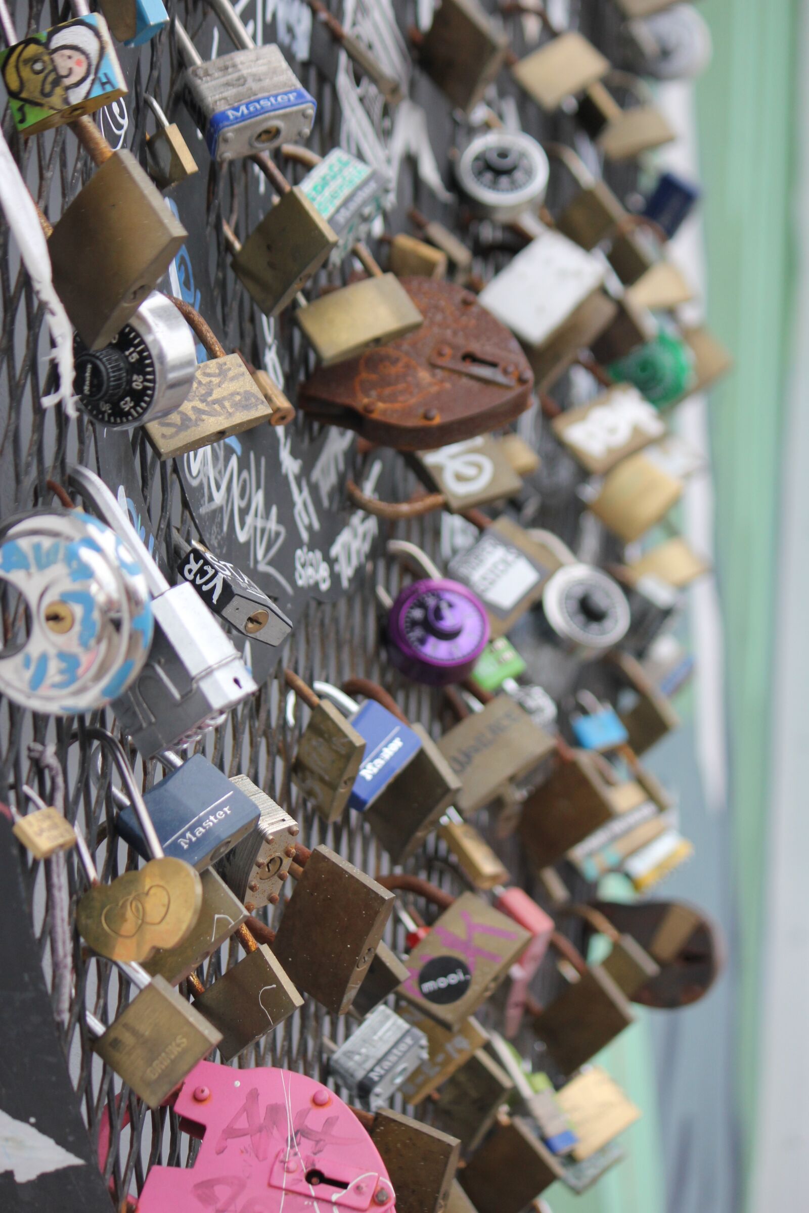 Canon EOS 550D (EOS Rebel T2i / EOS Kiss X4) sample photo. Locks, wall, door photography