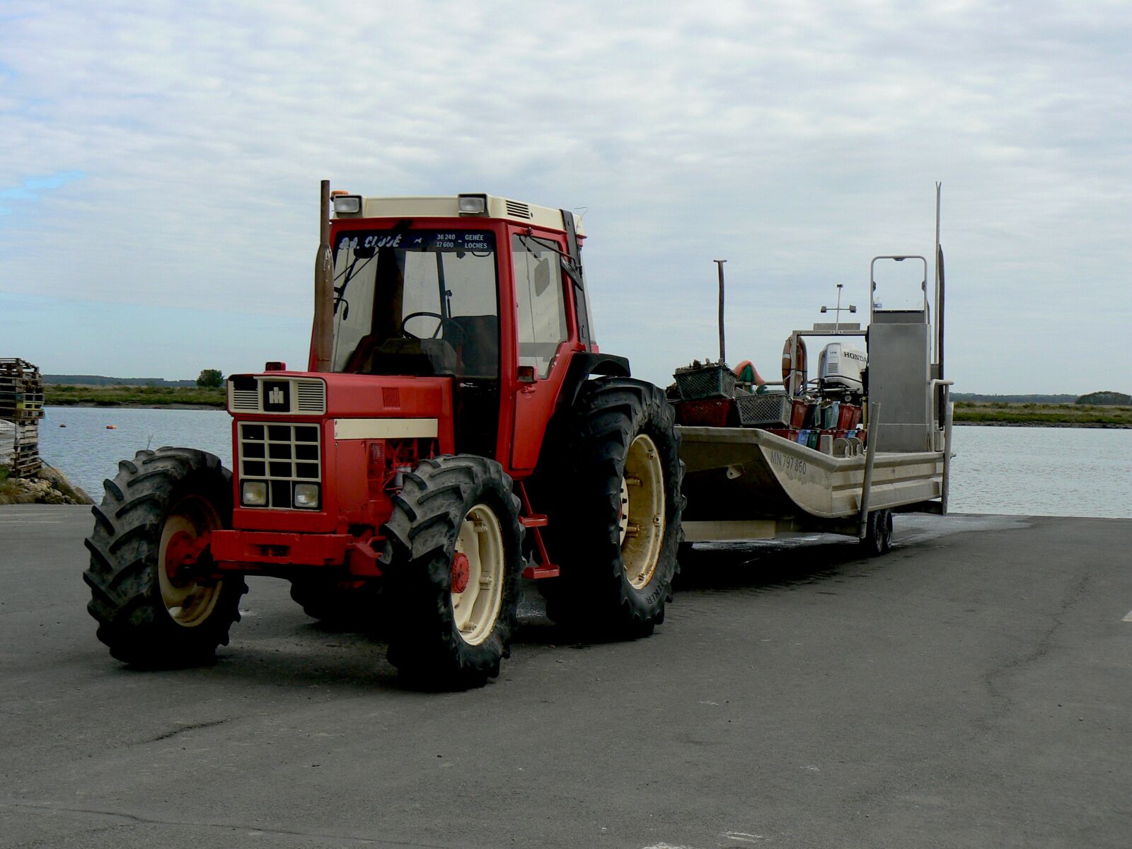 Panasonic DMC-FZ7 sample photo. Tractor, barge, oyster photography