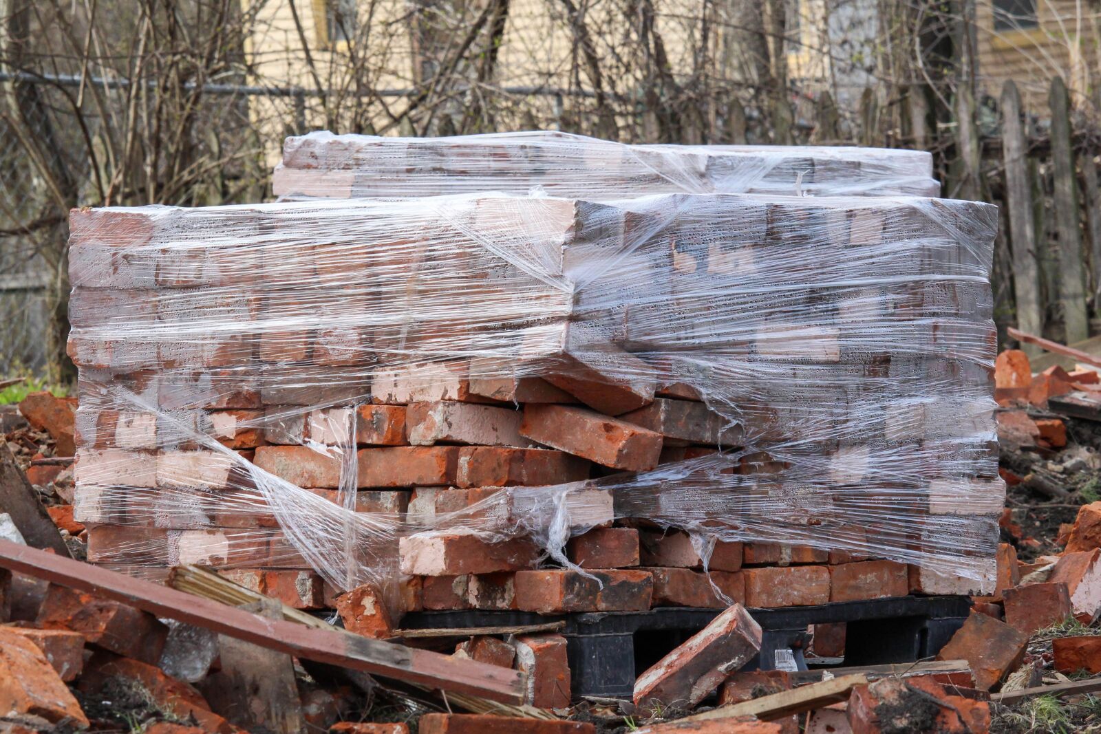Canon EOS 700D (EOS Rebel T5i / EOS Kiss X7i) sample photo. Construction, bricks, demolition photography