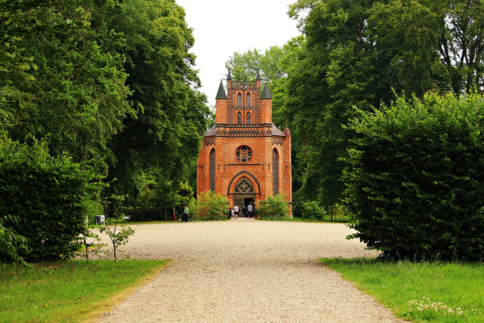 Canon EOS 100D (EOS Rebel SL1 / EOS Kiss X7) sample photo. Ludwigslust-parchim, castle park, building photography