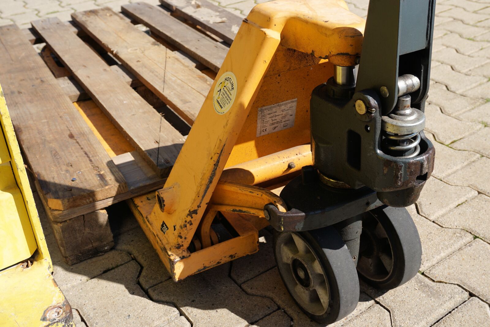 Sony a6000 sample photo. Pallet truck, raise, euro photography