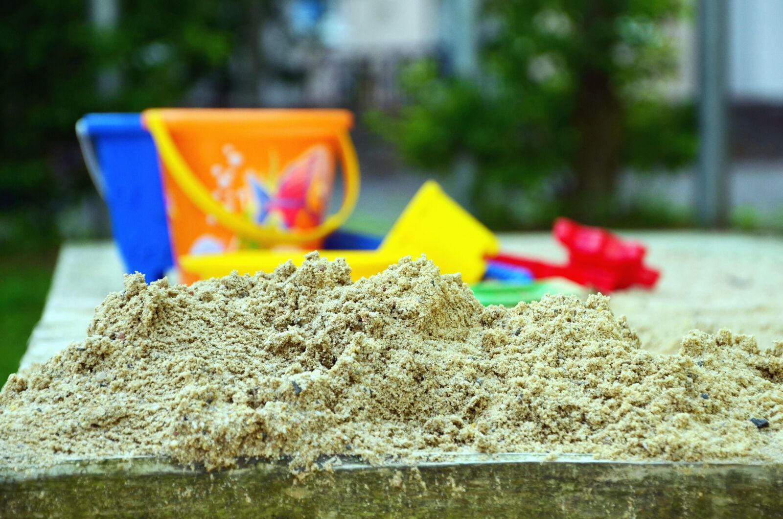 Nikon D5100 sample photo. Sand, bucket, toy, summer photography