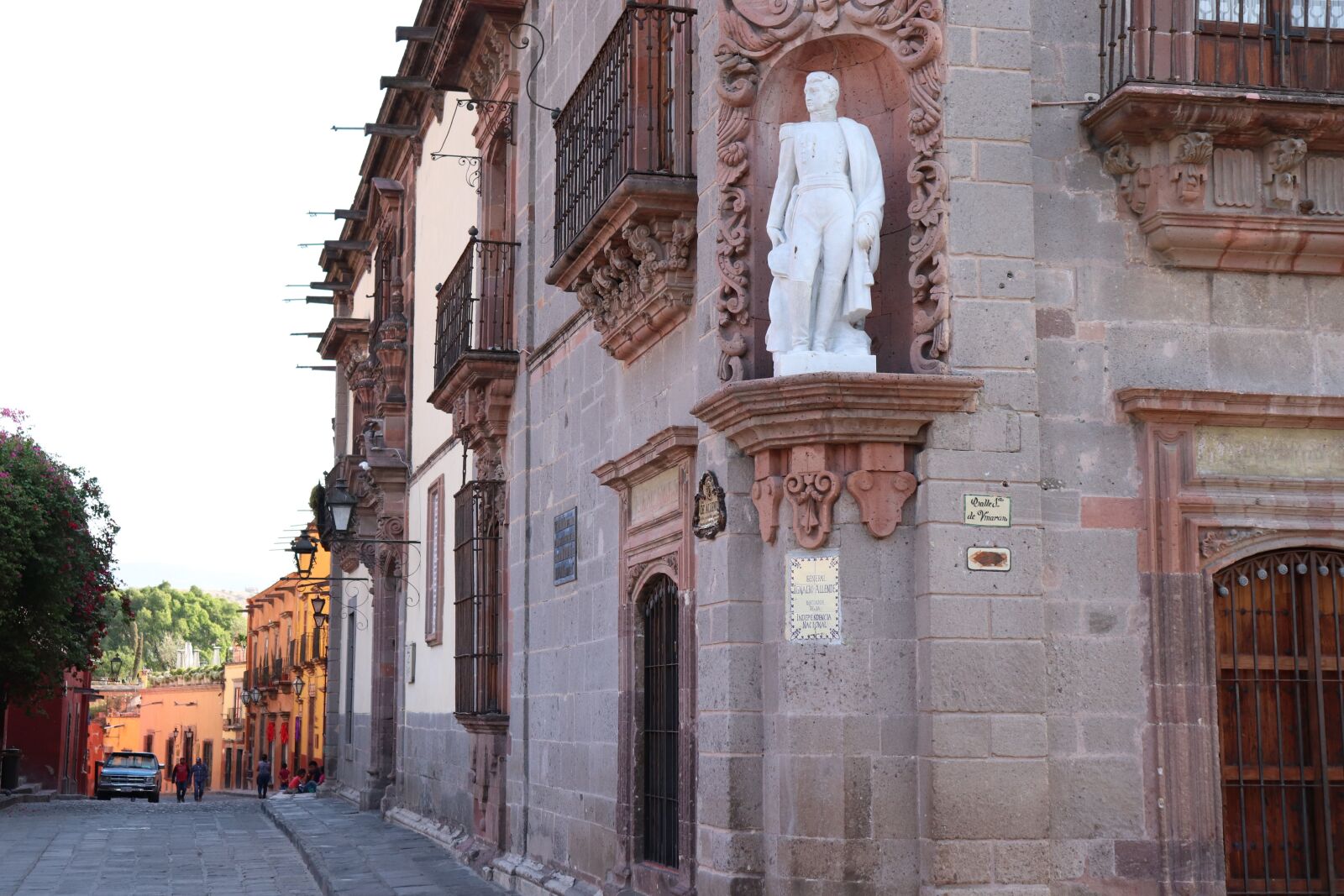 Canon EOS 200D (EOS Rebel SL2 / EOS Kiss X9) sample photo. Statue, building, san miguel photography