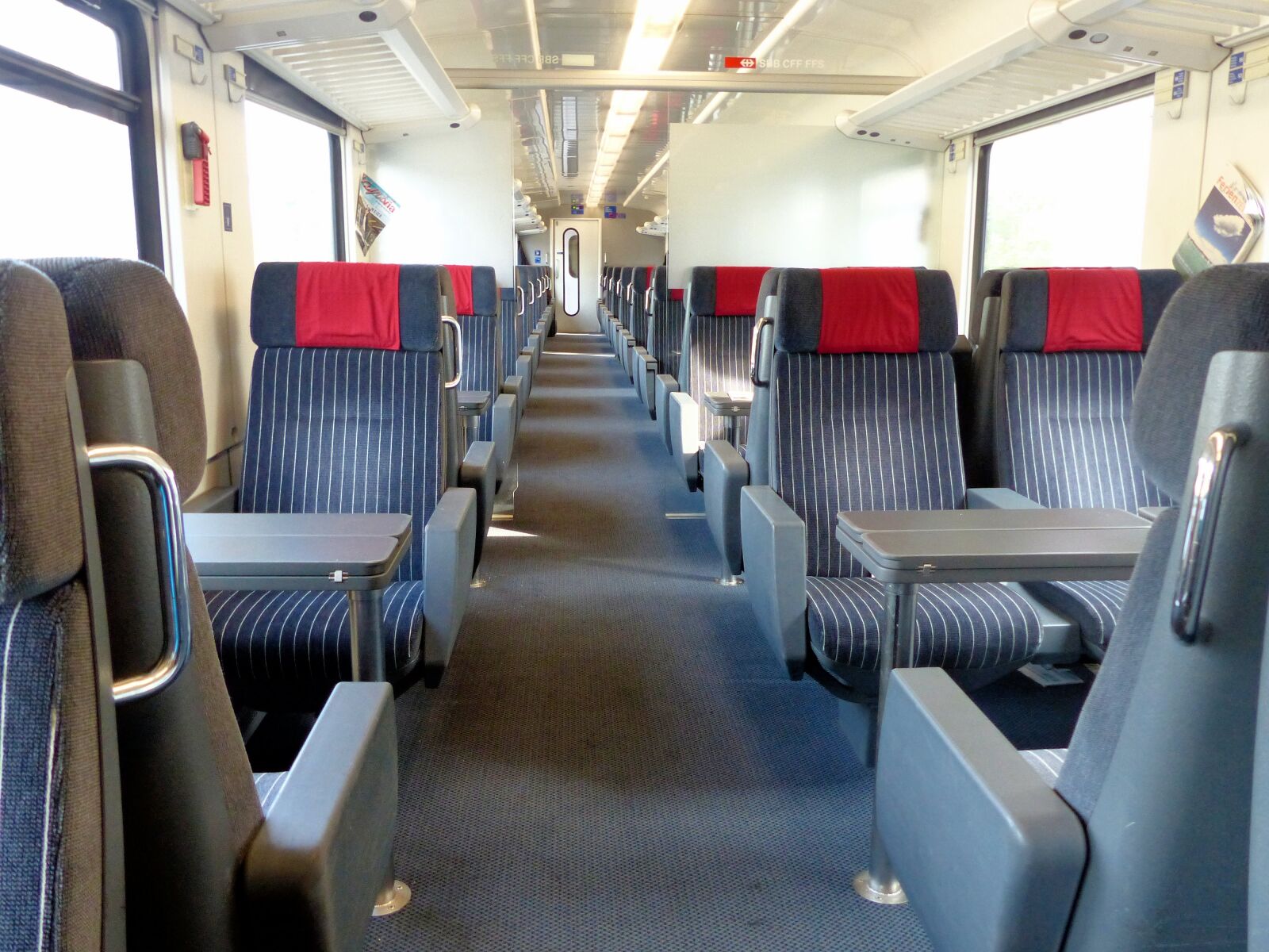 Panasonic Lumix DMC-FZ200 sample photo. Train, sit, compartment photography