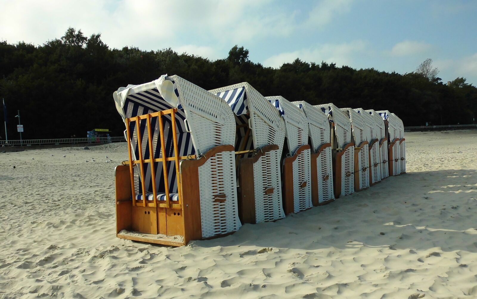 MEDION MD86824 sample photo. Clubs, baltic sea, saisonende photography