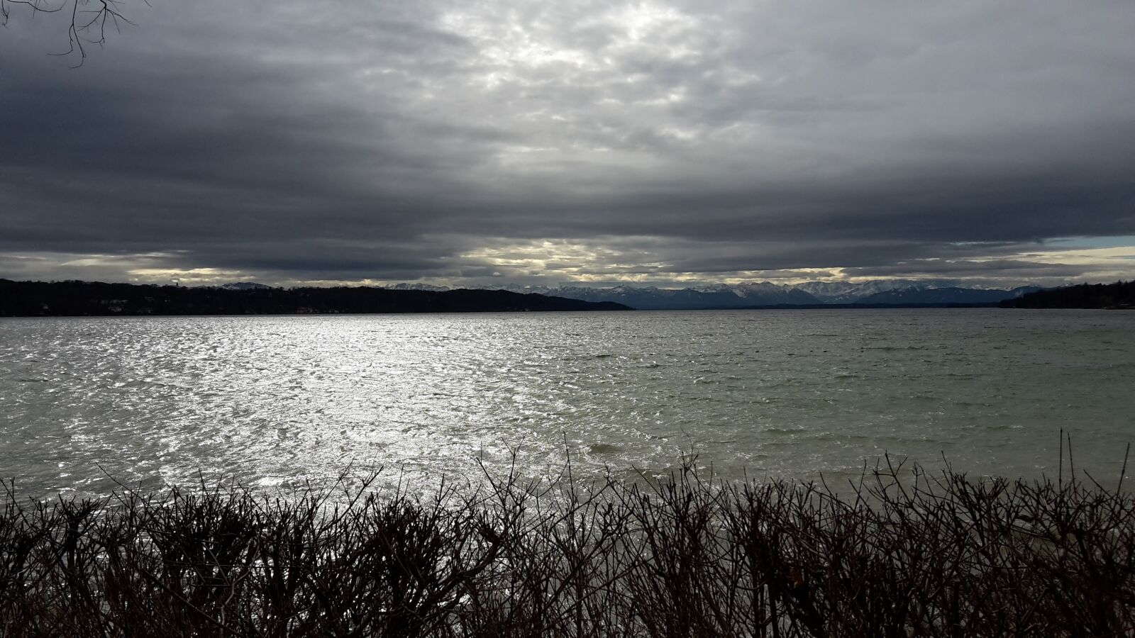 Samsung Galaxy S5 Mini sample photo. Lake, clouds, mountains photography