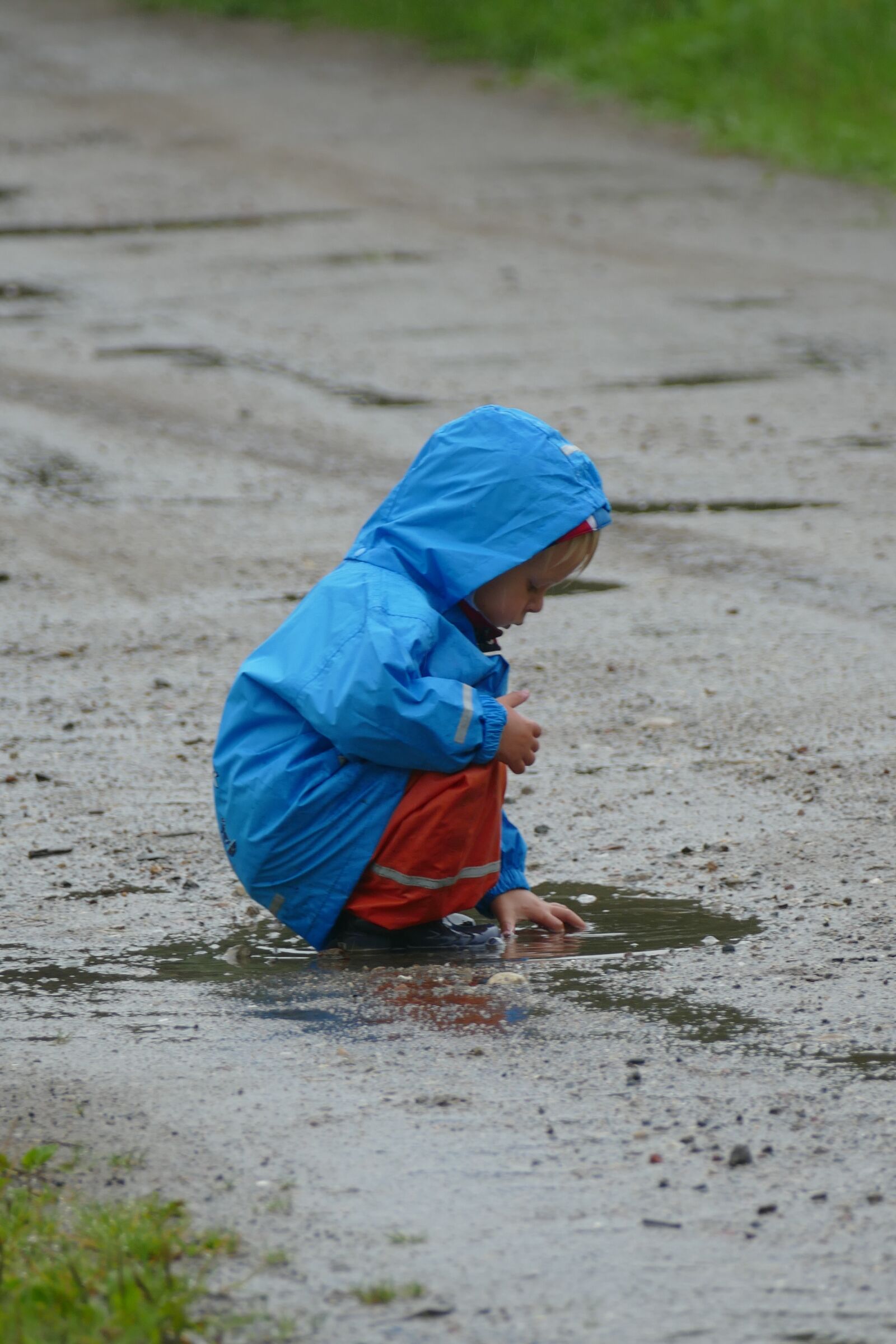 Panasonic Lumix DMC-FZ1000 sample photo. Children playing, rain, puddle photography