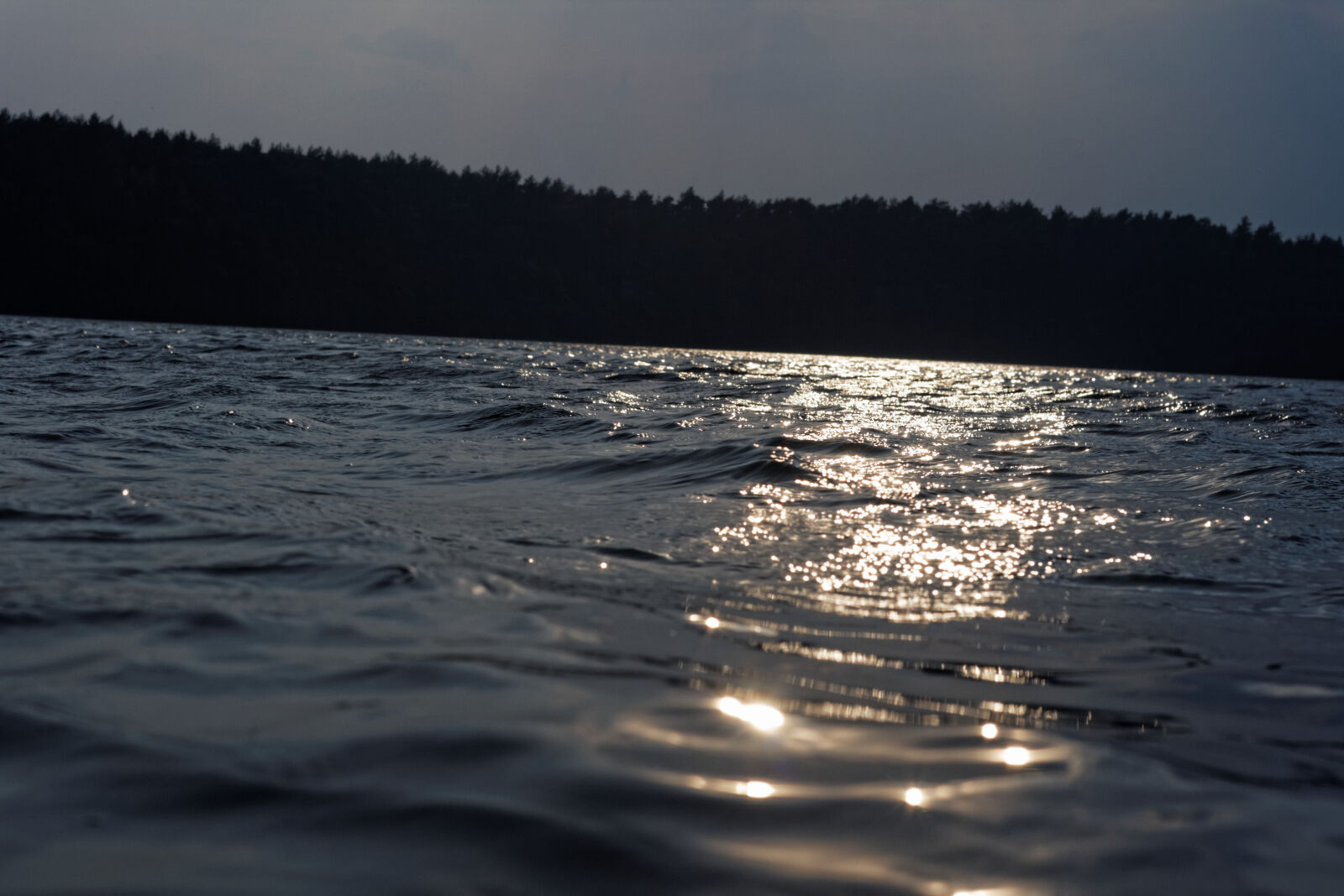 Canon EOS 400D (EOS Digital Rebel XTi / EOS Kiss Digital X) + Canon EF 50mm F1.8 II sample photo. Lake, water, waves photography