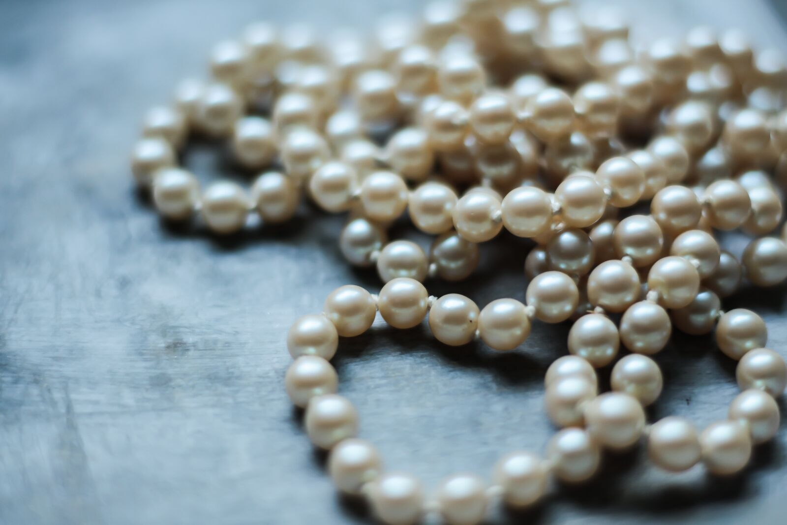 Canon EOS 700D (EOS Rebel T5i / EOS Kiss X7i) + Canon EF 50mm F1.8 STM sample photo. Pearl, chaplet, beads photography